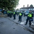 Demonstranti napali jajima i kamenicama policiju koja čuva hotel za smeštaj migranata kod Londona