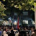 Dva skupa ispred sedišta stranke SNS-a na Novom Beogradu