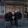 Demonstranti i policija ispred DIF-a u Novom Sadu: Studenti tvrde da su maskirane osobe noćas upale unutra