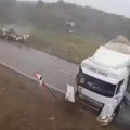 Pojavio se uznemirujući snimak jezive nesreće: Teretni kamion smrvio automobil, poginule dve osobe (video, foto)