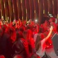 Žene ga opkolile, samo što se ne popnu na binu: Hit scene s koncerta Jakova Jozinovića u Beogradu (Video)