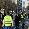Nova ćaci podvala: Lepili nalepnice sa logom „Kreni-promeni“ sa pozivom na protest. Oglasili se i studenti
