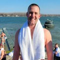 Daniel je prvi Amerikanac koji je plivao za Časni krst! Hrabro skočio u Zemunu, hladnoća mu ništa nije mogla