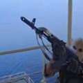 (Video) Hrvati zarobljeni! Nadrealne scene usred Ormuskog moreuza: Iranci naoružani do zuba se penju na brod, onda je krenula…