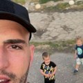 Ražnatovići uživaju u opuštenom izdanju: Veljko oko vrata krst, Bogdana u trenerkci - sa njima Krstan i Isaija