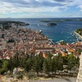Na Hvaru uhapšena grupa od 14 ljudi zbog planiranja napada na dvojicu sezonaca iz Srbije