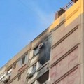 Fasada zgrade crna, širi se gusti dim! Bukti požar u stanu u Nišu: Ima povređenih, sumnja se da je ovo uzrok! (video)