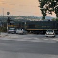 RUSKI RULET NA PRUGAMA u Kragujevcu: Sve češće vozovi prolaze, a rampe podignute (VIDEO)