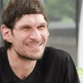 (Video) Legenda NBA Bobi Marjanović cepa drva na maks Komentari na njegov snimak su hit: Drška od sekire kao čačkalica, brat…