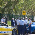 Krvoproliće nasred ulice! Muškarac nožem ubo policajku u vrat, njene kolege pucale u njega: Užas u Australiji