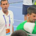 Sramota: Navijač pogodio Novaka Đokovića u glavu – evo kako je on reagovao!