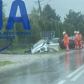 Vozilo za obuku vozača završilo u kanalu: Saobraćajna nezgoda dogodila se kod Topole, sudarila se dva putnička automobila