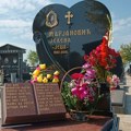 Ovako danas izgleda grob Jelene Marjanović u Borči: Svež ljiljan u korpici, Zoran od juče na slobodi