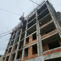 Tragedija u Čačku: Radnik pao s vrha zgrade, nastradao na mestu (foto)