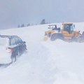 Potpuni kolaps na Goliji! Sneg napravio haos, putevi paralisani: Autobus se zaglavio, putnici morali peške kroz smetove (foto)