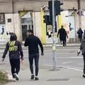 "Sama protiv: Četvorice!" Beograđanka sprečila krađu novčanika u tramvaju, ali se cela situacija zakomplikovala (video)