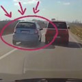 Drama na Ibarskoj magistrali: Bahati vozač pretiče, u susret mu idu kamion i automobil, ljudi ovo ne mogu da gledaju (video)
