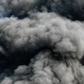 Gust dim kulja sa vrha zgrade na Voždovcu: Veliki požar, na licu mesta 16 vatrogasaca