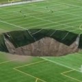 Ogromna rupa progutala deo fudbalskog igrališta: Neverovatno šta se desilo! Teren nestao u tili čas! (video)