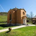 Crkva u kojoj ne krste decu, ali imaju „zvezdu Instagrama“: Zabeleška iz posete manastiru Ribnica kod Mionice kojim…
