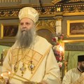 Nakon službe patrijarha u Vaznesenjskoj crkvi, vernici celivaju mošti Svetog Save
