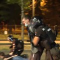 PADA TENZIJA NA ULICAMA BEOGRADA: Direktor policije tvrdi da je 6 policajca povređeno: Žandarmrija postavila kordon na Slaviji…