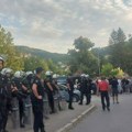 Zatvoreno biračko mesto u Kosjeriću, ispred građani i pripadnici policije