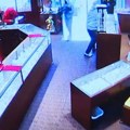 U stilu "Pink Pantera": Pogledajte kako su lopovi u 90 sekundi ukrali nakit vredan 2 miliona evra!