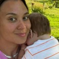 Umesto uspomene – užas Snimila selfi sa ćerkom, a onda na fotografiji primetila nešto jezivo