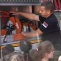 Uoči Dana Sektora za vanredne situacije – druženje vatrogasaca i dece u Ivanjici (VIDEO)