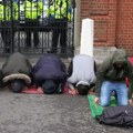 U Londonu ključa: Maskirani muslimanski muškarci spremni na odbranu: Ukip uzvraća transparentima "Pošaljite ih kući!" (foto)…