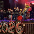 Uz muziku, vatromet i podeljene čestitke – Leskovac dočekao 2026. godinu na centralnom trgu