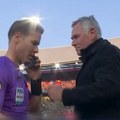 Poznati fudbalski sudija prekinuo finale da bi se javio na telefon! Nesvakidašnje scene obilaze Evropu i svi se pitaju o čemu…