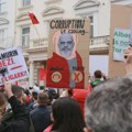FOTO VIDEO Protesti u Albaniji sve masovniji: Demonstranti rušili ogradu oko Kušnerovog gradilišta, sukobili se sa policijom