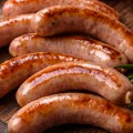 Sočne kobasice bez pucanja i prskanja: Trikovi koji menjaju način pripreme