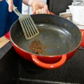 Ova dva sastojka svi imamo u kuhinji, a spas su za čišćenje zagorelog posuđa: Potrebno je svega nekoliko minuta!