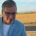 (Видео) "Како ћемо да једемо, сам Бог зна" Вучић кренуо у Сремску Митровицу, стао на паркинг, па извадио гибаницу и Добош торту…
