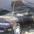 Uznemirujući snimak! Vozač se onesvestio i automobilom uleteo u svetilište, troje ljudi završilo pod vozilom!