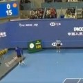 Pojavio se novi snimak: Evo kako je Medvedev pogodio navijača i zbog čega je diskvalifikovan!