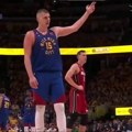 Jokić je košarkaški genije kakvog nema na svetu! Nikola prstima pokazao sve što će se desiti - pogledajte! (video)