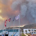 Na Rodosu požar van kontrole, gore tri hotela u Kiotariju, evakuacije samo morem