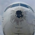 Ledene lopte oštetile putnički avion: Letelica hitno sletela u Rim zbog nezapamćenog nevremena (foto)