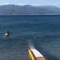 (Video) Dramatično spasavanje dece u Grčkoj Vetar, talasi i struja ih odneeli daleko od obale!