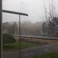 Strašna oluja u Srbiji - vetar razneo krov za sekund! Jezivi snimak iz Bačke Palanke: Moj bože!