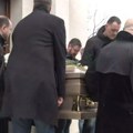 Najtužniji momenat na sahrani Dejana Milojevića: Bivši saigrači i brat nose kovčeg, porodica u suzama