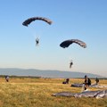 Na vojnom aerodromu u Nišu u toku viša padobranska obuka za pripadnike 63. padobranske brigade (FOTO)