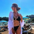 Tanja Savić grmi kad se skine u bikini: Pevačica se ispružila na ležaljci, a svi komentarišu njene obline: "prezgodna si"