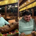 Tiktoker slistio 153 ćevapa pa se bacio na celo jagnje (VIDEO)