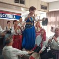 Opa, penzionerka iz Leskovca napravila lom! Cela Srbija je gleda! Uzela daire, popela se na goč, pa se uvija i vrcka (video)