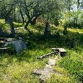 Oskrnavljena pravoslavna groblja Kod Zenice i Kaknja slomljeni spomenici, smetali im krstovi